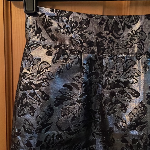 Floral Metallic Silver and Black Zip back mini skirt - Picture 2 of 5